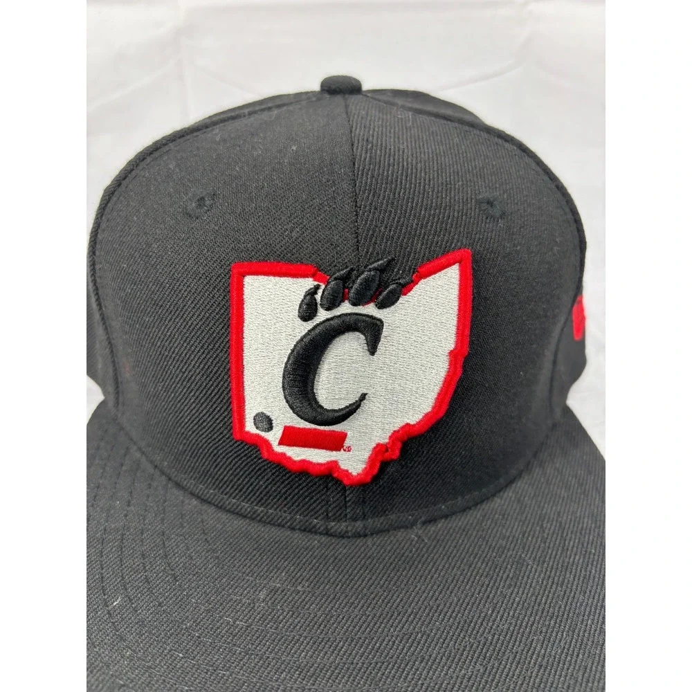 New Era Cincinnati Bearcats 59FIFTY Fitted Baseball Hat Cap Mens Black 7 1/4 NWT